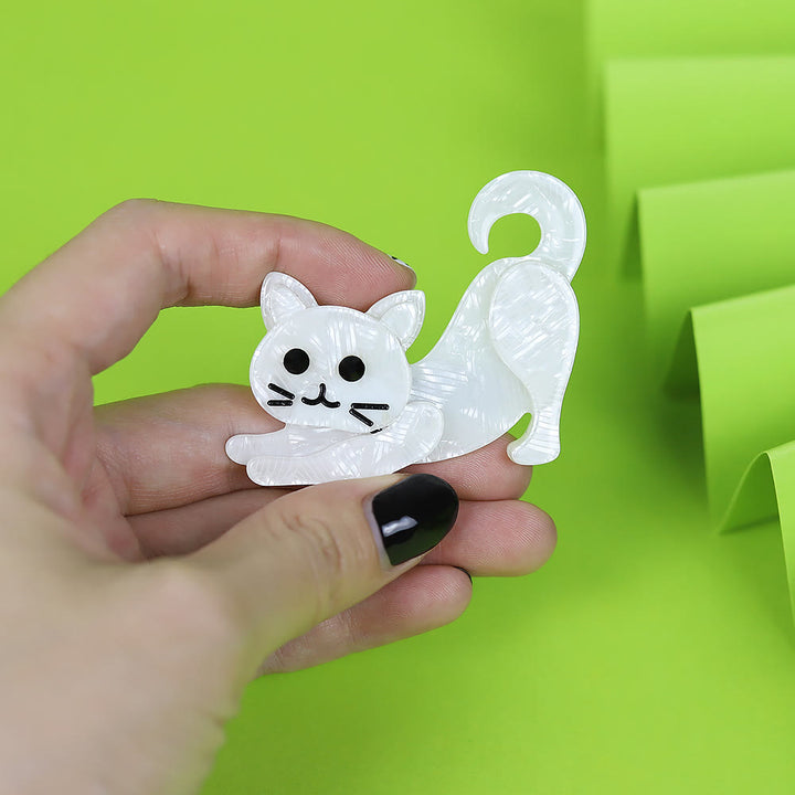 Spilla in acrilico fatta a mano con grazioso accessorio a forma di gatto bianco - image 1