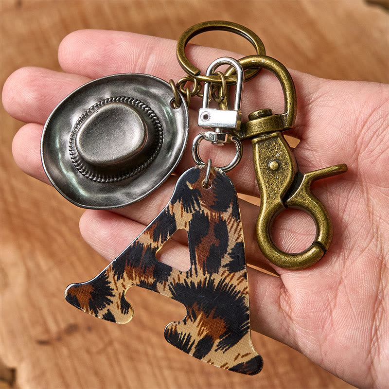 Portachiavi con ciondolo a forma di lettera con stampa leopardata e cappello da cowboy - image 1