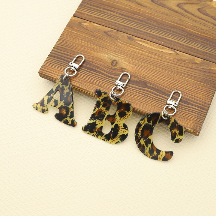 Portachiavi con ciondolo a forma di lettera con stampa leopardata e cappello da cowboy - image 7