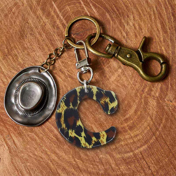 Portachiavi con ciondolo a forma di lettera con stampa leopardata e cappello da cowboy - Portachiavi in ottone + cappello in argento - C - image 10