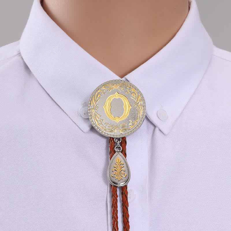 Cravatta Bolo in pelle marrone con iniziale e ciondolo a forma di lacrima - Oro - O - image 17