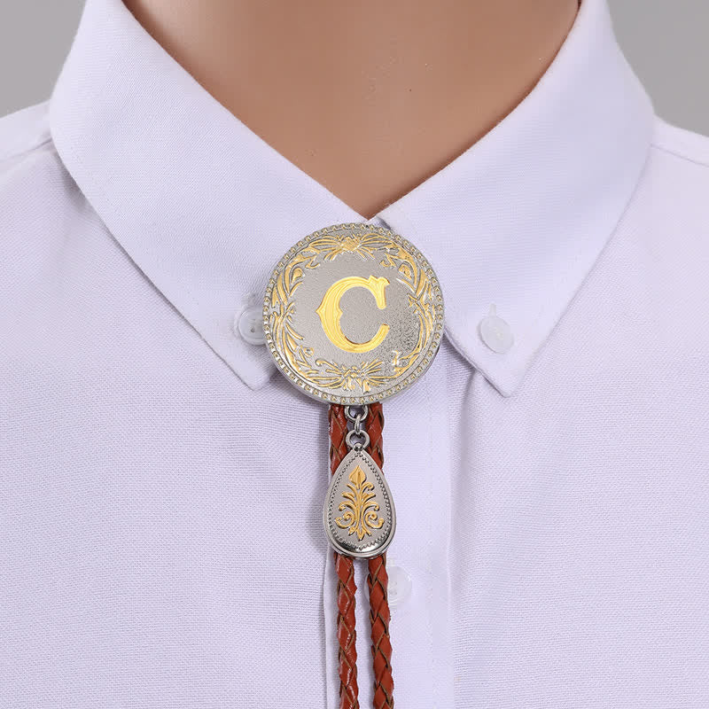 Cravatta Bolo in pelle marrone con iniziale e ciondolo a forma di lacrima - Oro - C - image 6