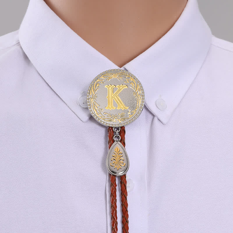 Cravatta Bolo in pelle marrone con iniziale e ciondolo a forma di lacrima - Oro - K - image 13