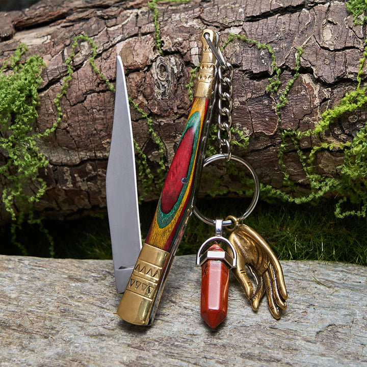 Coltello pieghevole in ottone colorato con mano di Buddha e collana in pietra rossa - image 1