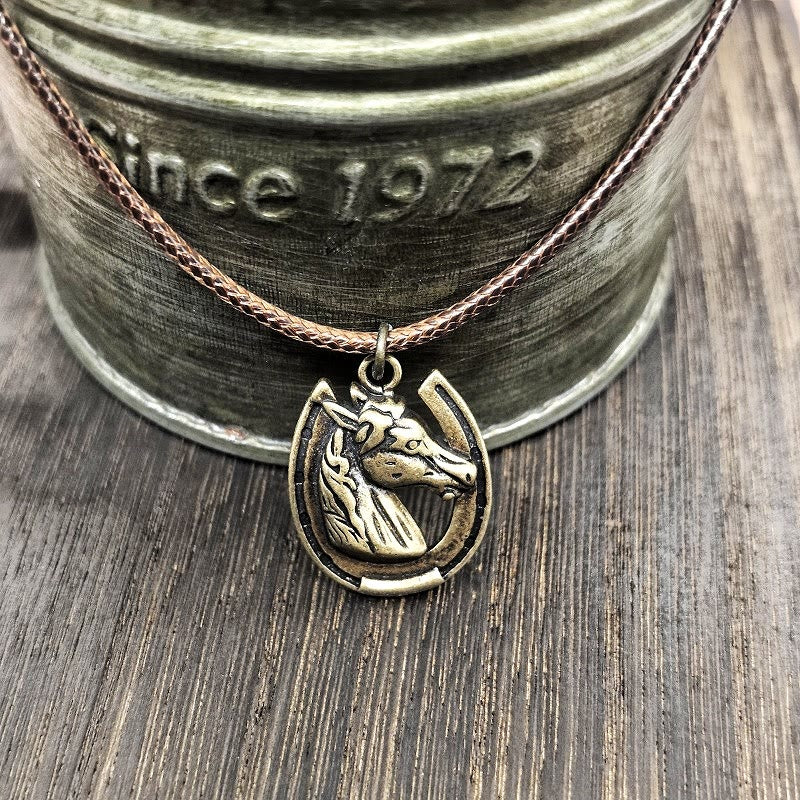 Collana con ciondolo in metallo con motivo a ferro di cavallo e testa di cavallo vintage - image 3