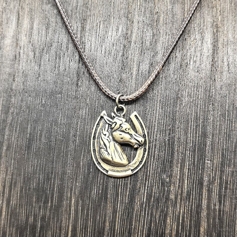 Collana con ciondolo in metallo con motivo a ferro di cavallo e testa di cavallo vintage - Bronzo antico - image 1