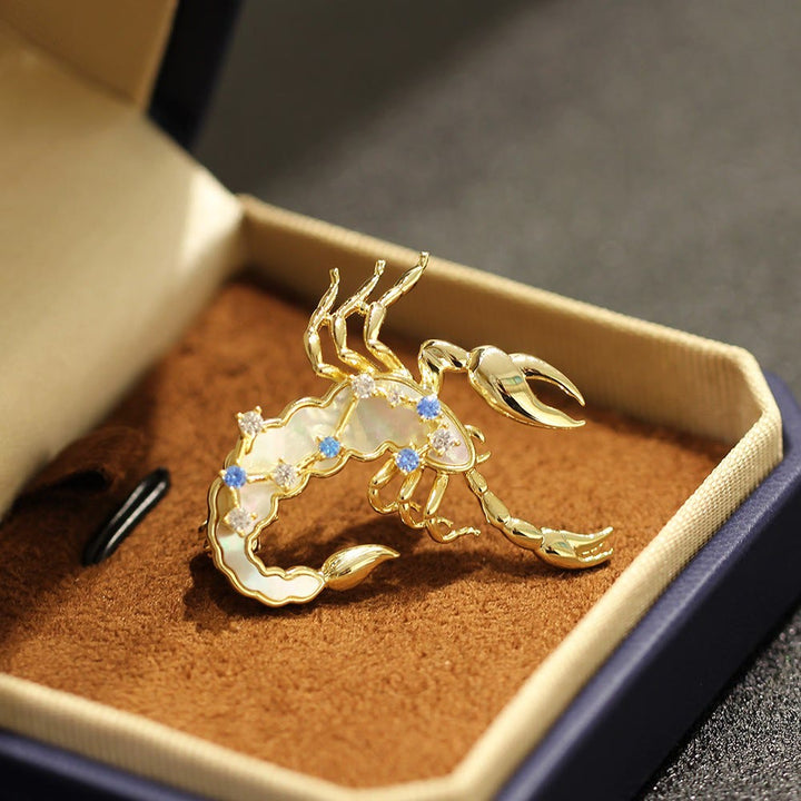 Spilla in oro con 12 costellazioni in madreperla e cristallo blu - Scorpione - image 14