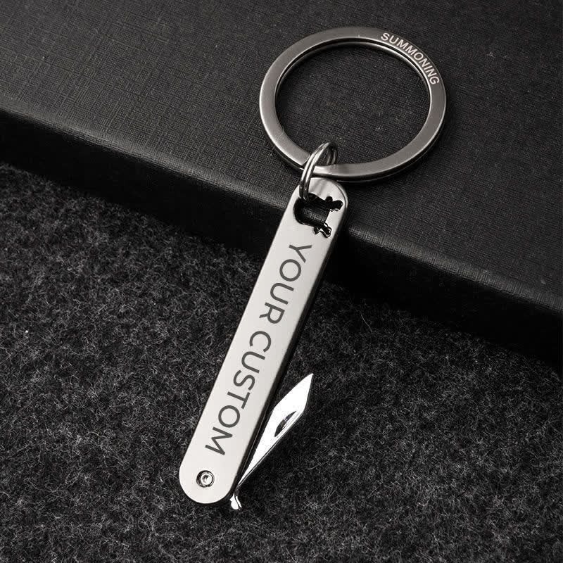 Portachiavi personalizzato con mini coltello pieghevole e testo inciso - image 0