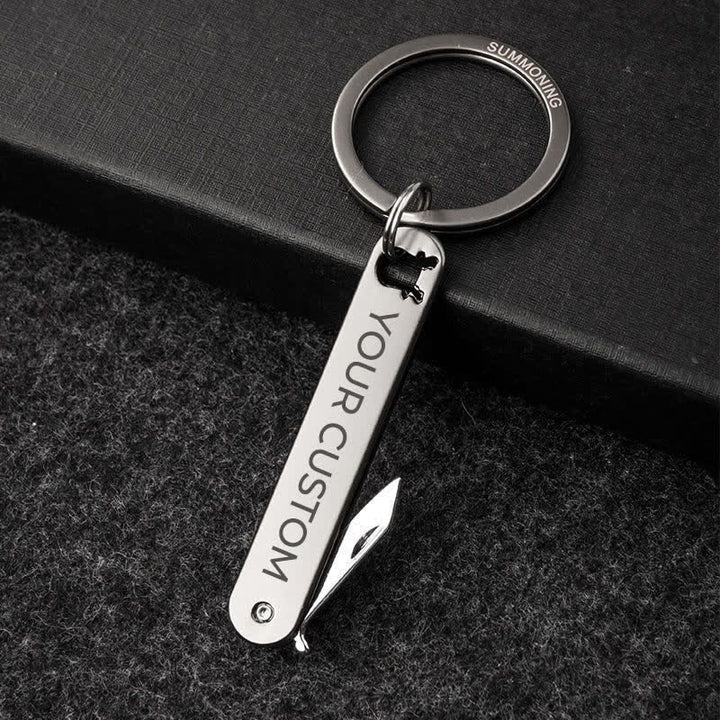 Portachiavi personalizzato con mini coltello pieghevole e testo inciso - image 0
