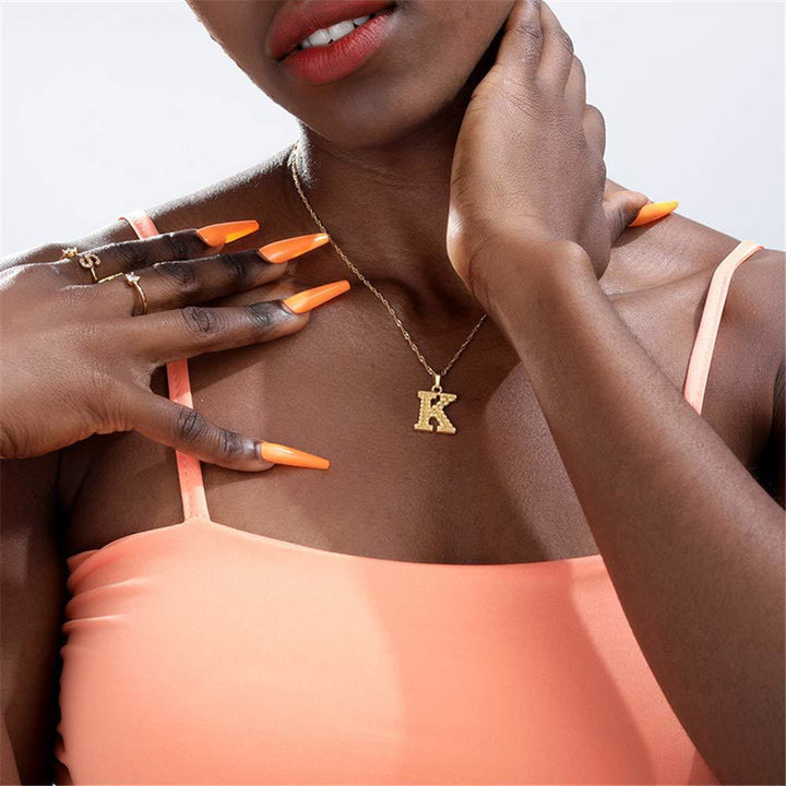 Collana con ciondolo a forma di lettera dorata semplice e nobile - image 2