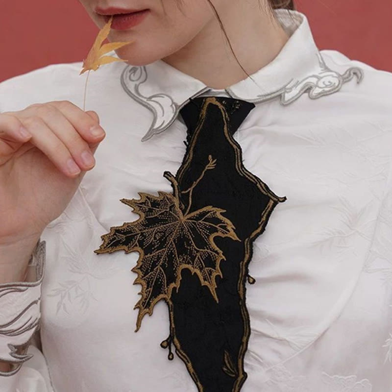 Cravatta da donna con cerniera e ricamo a forma di foglia d'acero nera - image 1