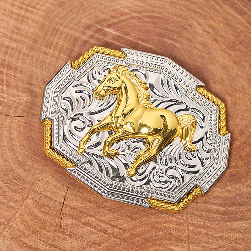 Cintura in pelle da uomo con fibbia in rilievo in oro e argento raffigurante un cavallo al galoppo in stile western - image 1