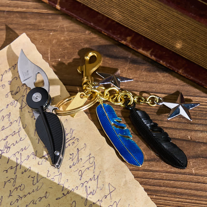 Portachiavi creativo con coltello e ciondoli in smalto con piuma e nappa - image 1