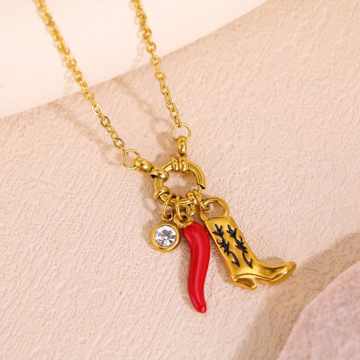 Collana con ciondolo a forma di chili con stivale western e catena in oro - image 2