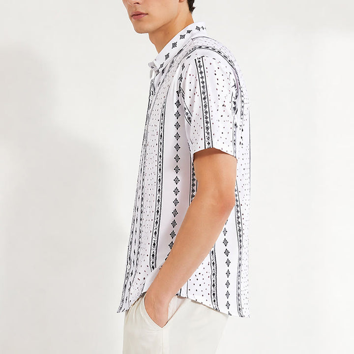 Camicia bianca a maniche corte con motivo etnico di ispirazione bohémien. - image 3