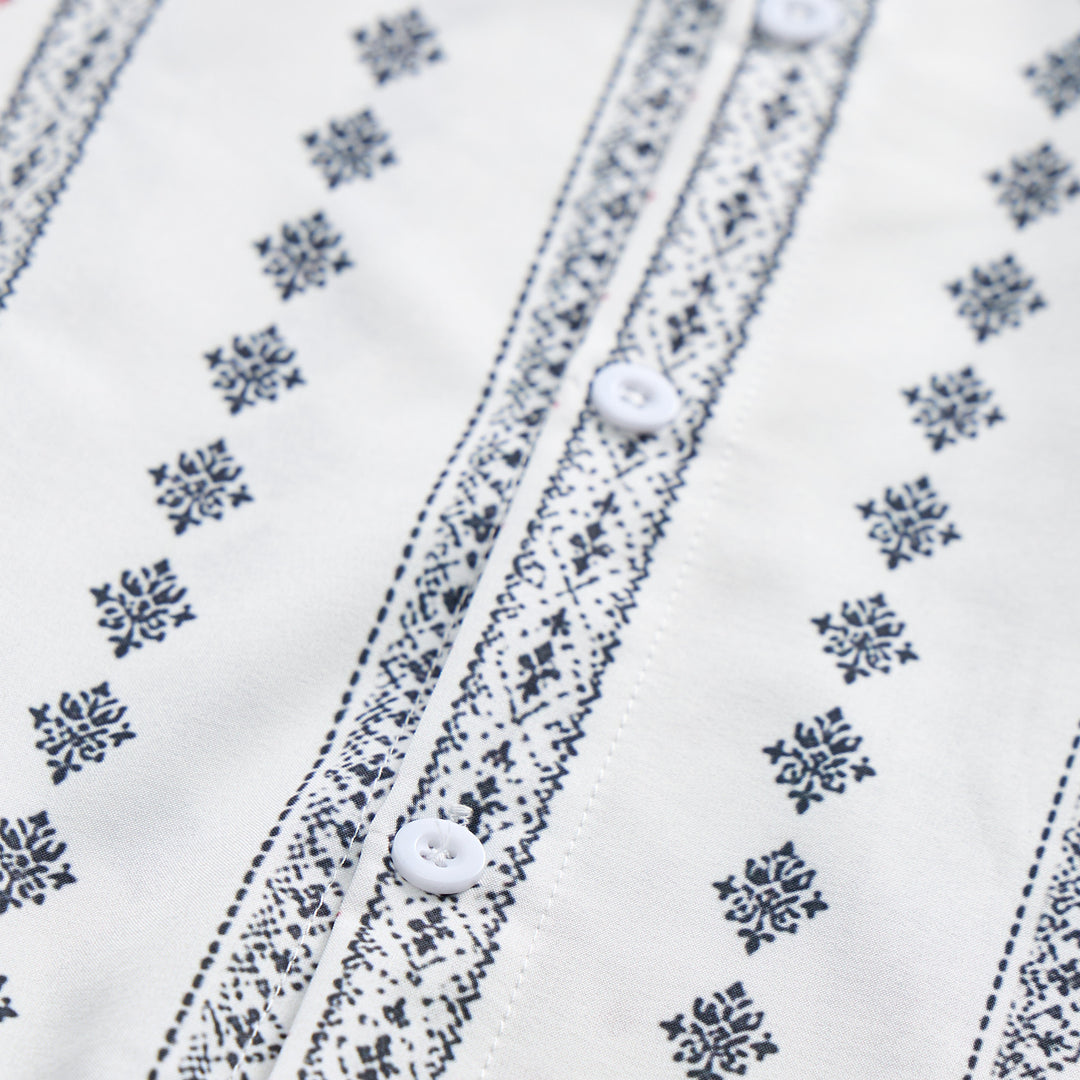 Camicia bianca a maniche corte con motivo etnico di ispirazione bohémien. - image 5