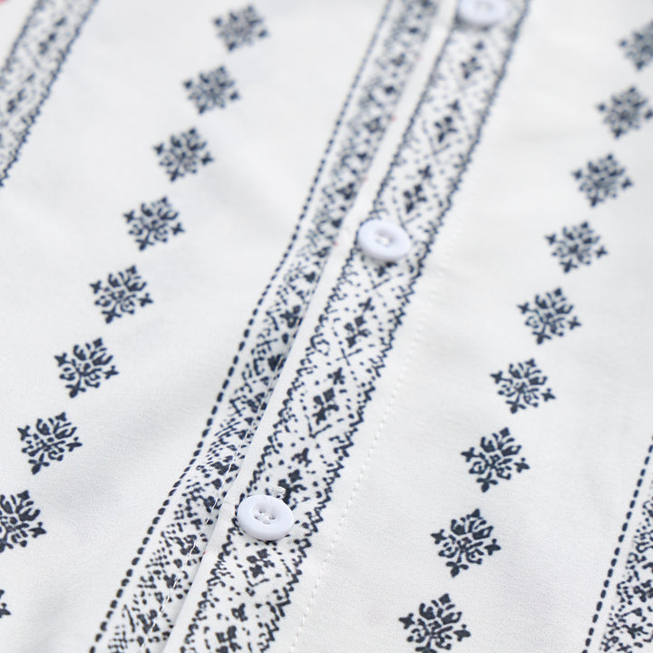 Camicia bianca a maniche corte con motivo etnico di ispirazione bohémien. - image 5