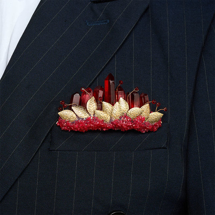 Spilla da taschino a forma di corona in cristallo naturale, realizzata a mano. - Rosso e oro - image 10