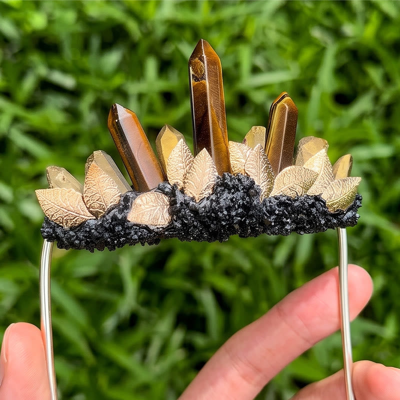 Spilla da taschino a forma di corona in cristallo naturale, realizzata a mano. - Marrone e oro - image 0