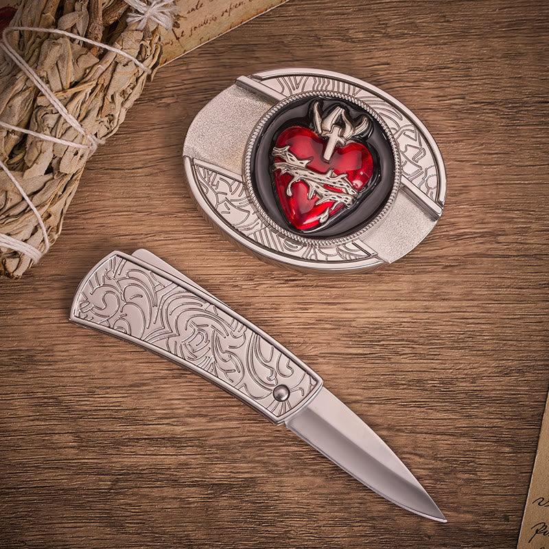 Cintura in pelle con fibbia a coltello pieghevole nascosto raffigurante il Sacro Cuore sanguinante con spine. - image 1