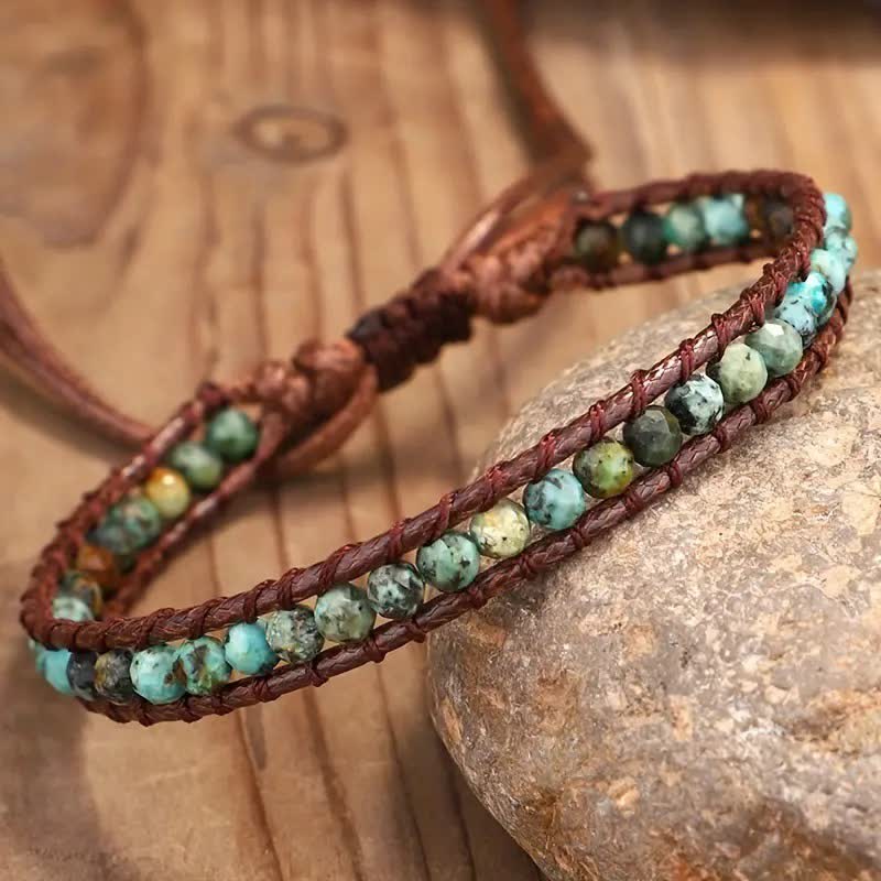Delicato bracciale avvolgente intrecciato in stile boho con perline turchesi, regolabile. - image 2