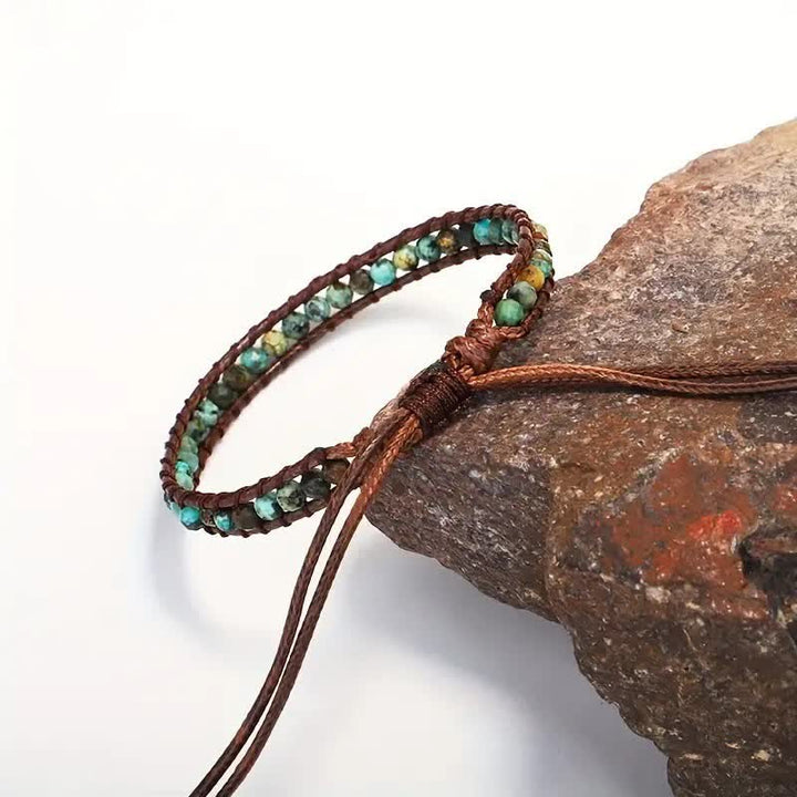 Delicato bracciale avvolgente intrecciato in stile boho con perline turchesi, regolabile. - image 4