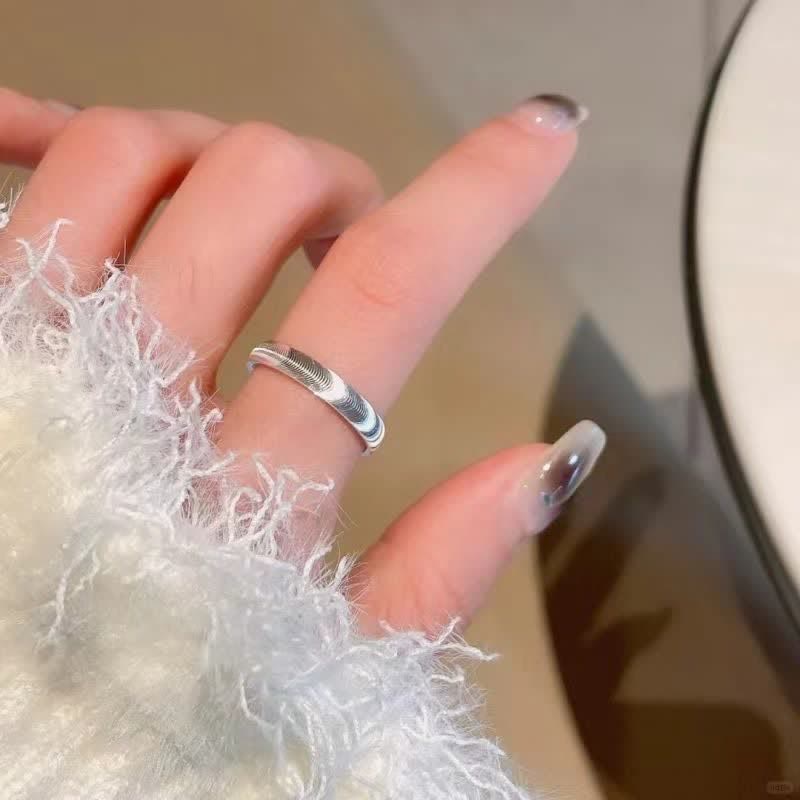 Anello a onda minimalista con texture, perfetto per tutti i giorni e dallo stile cool girl. - Argento - US 10 - image 0