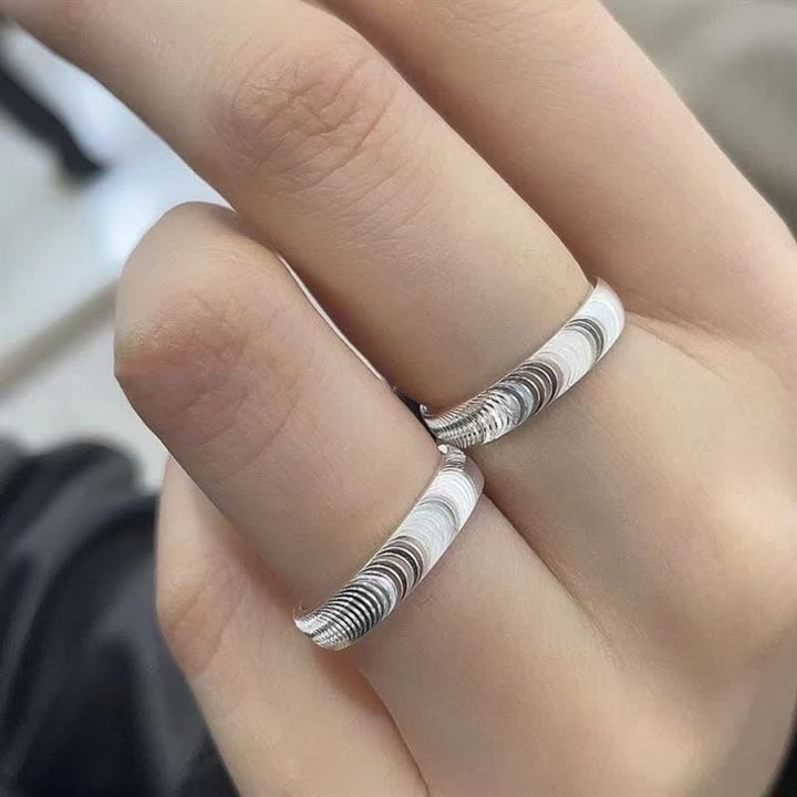 Anello a onda minimalista con texture, perfetto per tutti i giorni e dallo stile cool girl. - image 1