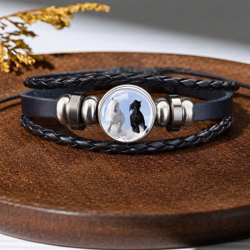 Bracciale regolabile in pelle con ciondolo a forma di testa di cavallo e perline di vetro. - Due cavalli - image 0