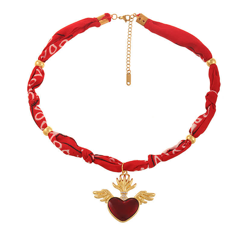 Collana vintage con bandana rossa e ciondolo a forma di cuore sacro con ali dorate. - image 1