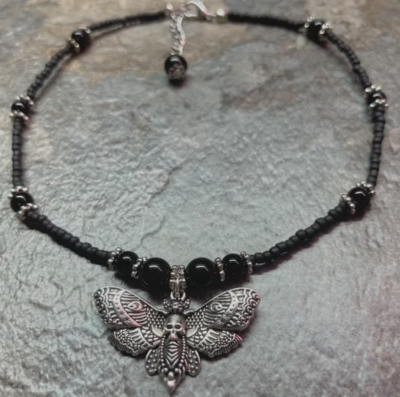 Collana girocollo boho gotica con falena testa di morto e perline - image 1