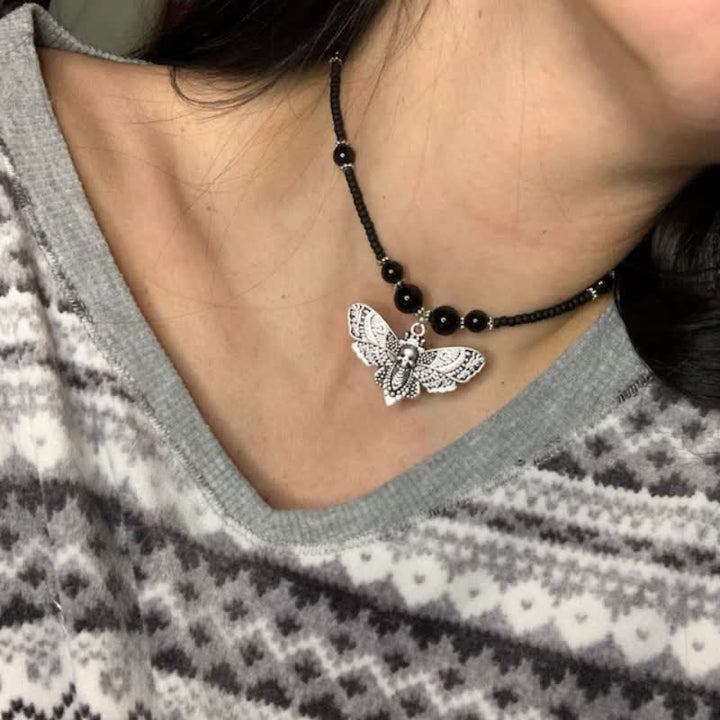 Collana girocollo boho gotica con falena testa di morto e perline - image 2