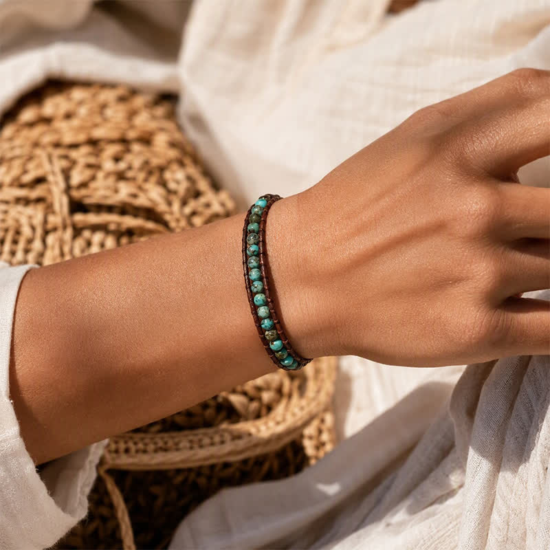 Delicato bracciale avvolgente intrecciato in stile boho con perline turchesi, regolabile. - image 1