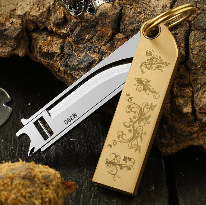 Portachiavi compatto ed elegante con coltello pieghevole in ottone e motivo dorato. - Ottone - image 2