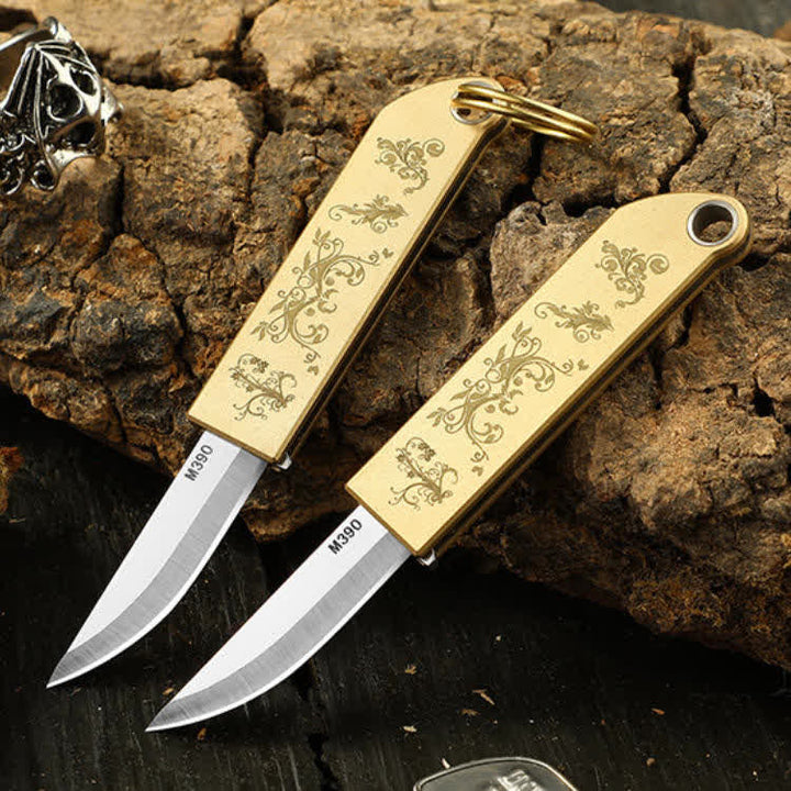 Portachiavi compatto ed elegante con coltello pieghevole in ottone e motivo dorato. - image 3