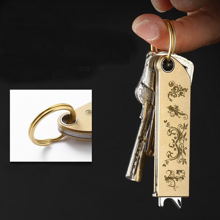 Portachiavi compatto ed elegante con coltello pieghevole in ottone e motivo dorato. - image 1