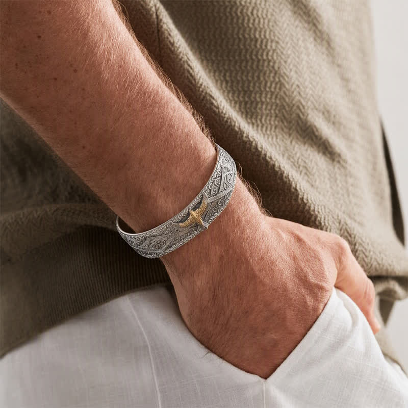 Bracciale a polsino aperto con aquila occidentale e incisioni a volute. - image 1