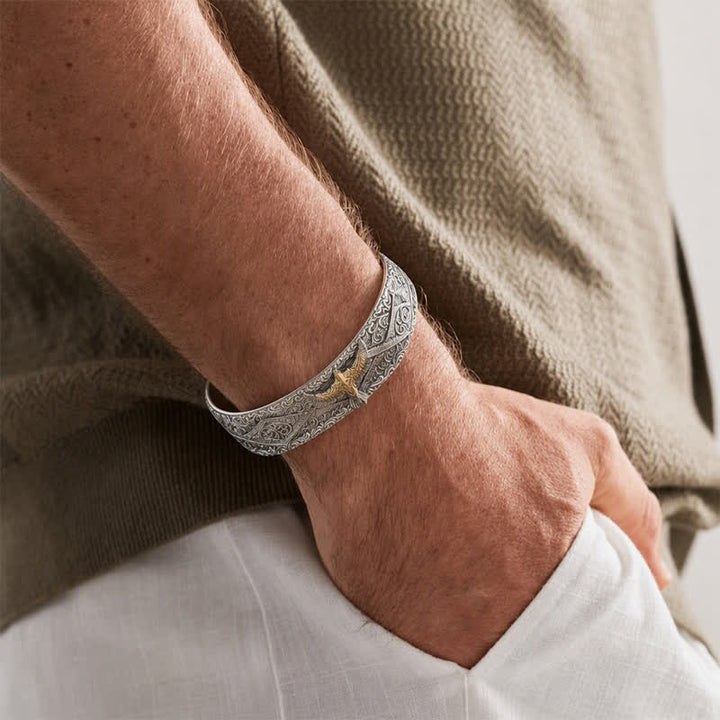 Bracciale a polsino aperto con aquila occidentale e incisioni a volute. - image 1