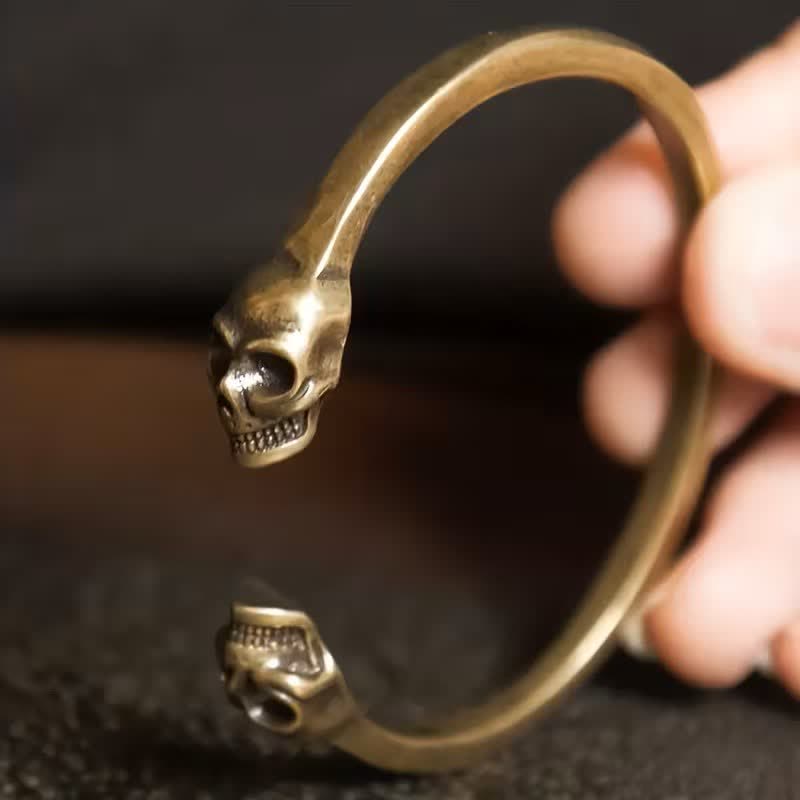 Bracciale rigido aperto in ottone massiccio con doppio teschio in bronzo gotico. - image 2