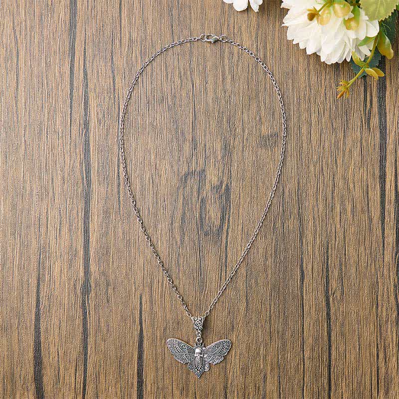 Collana con ciondolo a forma di falena e teschio gotico "La morte abbraccia la bellezza" - image 2