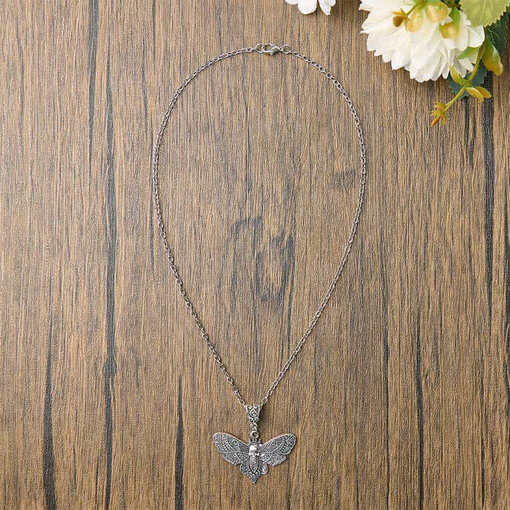 Collana con ciondolo a forma di falena e teschio gotico "La morte abbraccia la bellezza" - image 2