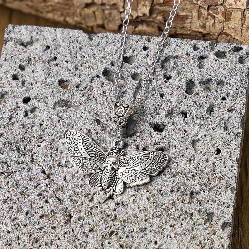Collana con ciondolo a forma di falena e teschio gotico "La morte abbraccia la bellezza" - image 3