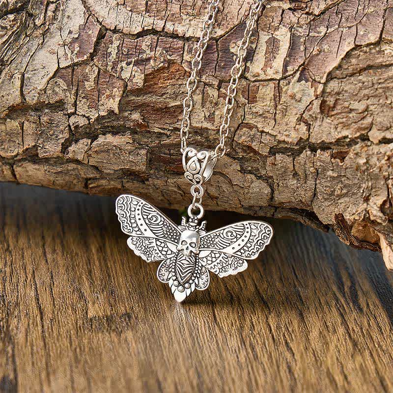 Collana con ciondolo a forma di falena e teschio gotico "La morte abbraccia la bellezza" - Argento - image 0