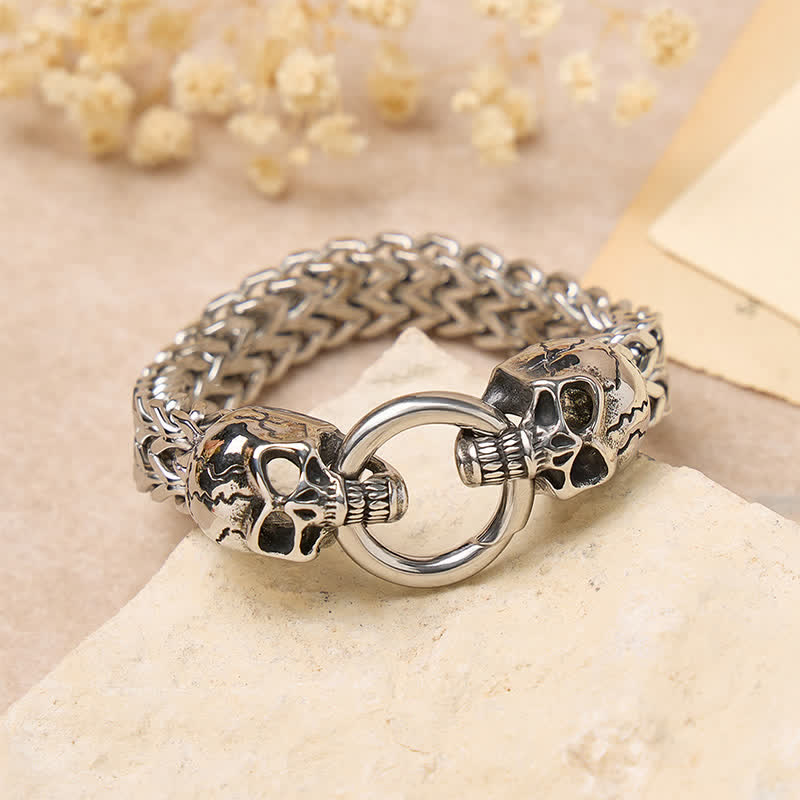 Bracciale da uomo con moschettone a O e doppia testa di teschio - image 3