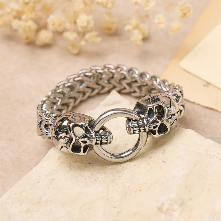 Bracciale da uomo con moschettone a O e doppia testa di teschio - image 3