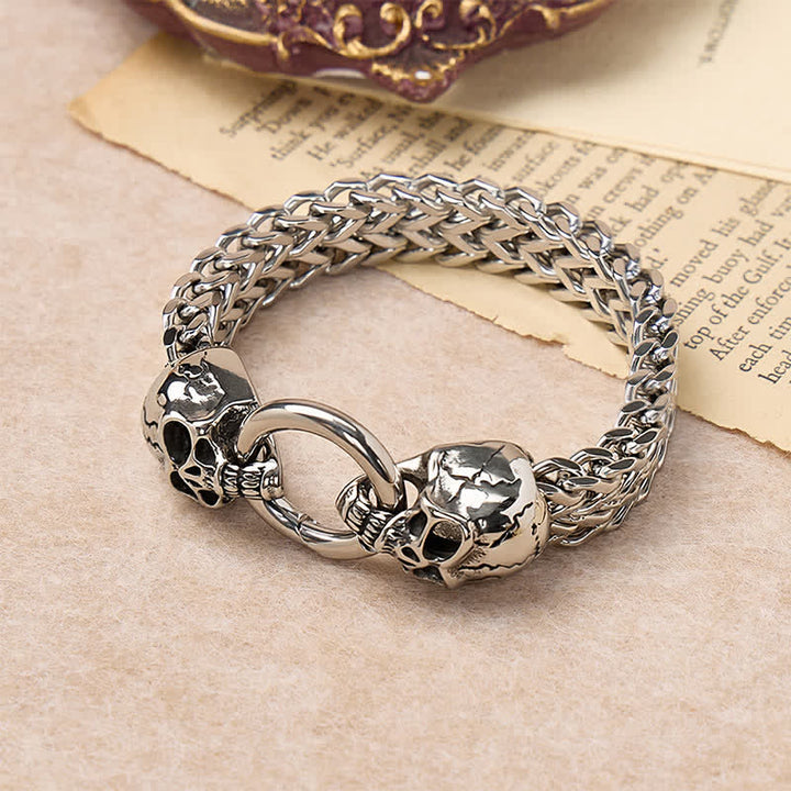Bracciale da uomo con moschettone a O e doppia testa di teschio - image 2