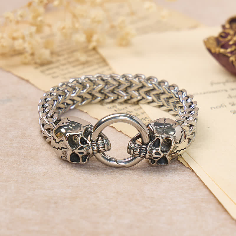 Bracciale da uomo con moschettone a O e doppia testa di teschio - Argento - 9,45" / 24 cm - image 0
