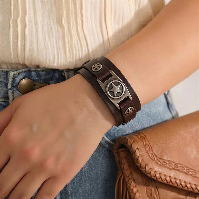 Bracciale rigido vintage in pelle con stelle borchiate e chiusura a spilla. - image 2