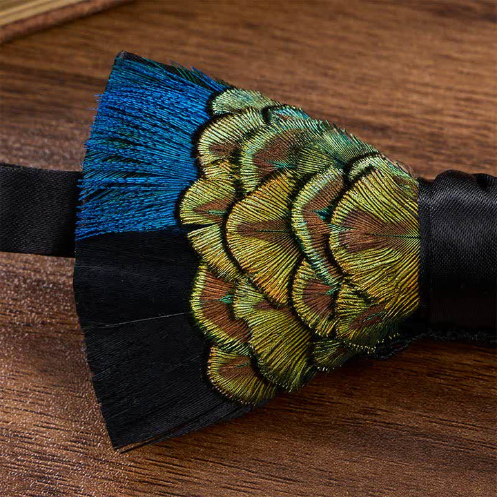 Papillon blu e nero con piuma di pavone e spilla da bavero. - image 3