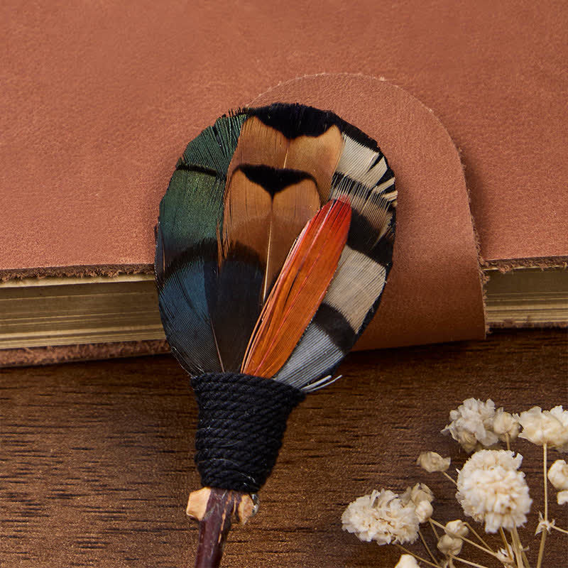 Papillon autunnale a mosaico con piume color arancio ruggine e verde oliva, con spilla da bavero. - image 4